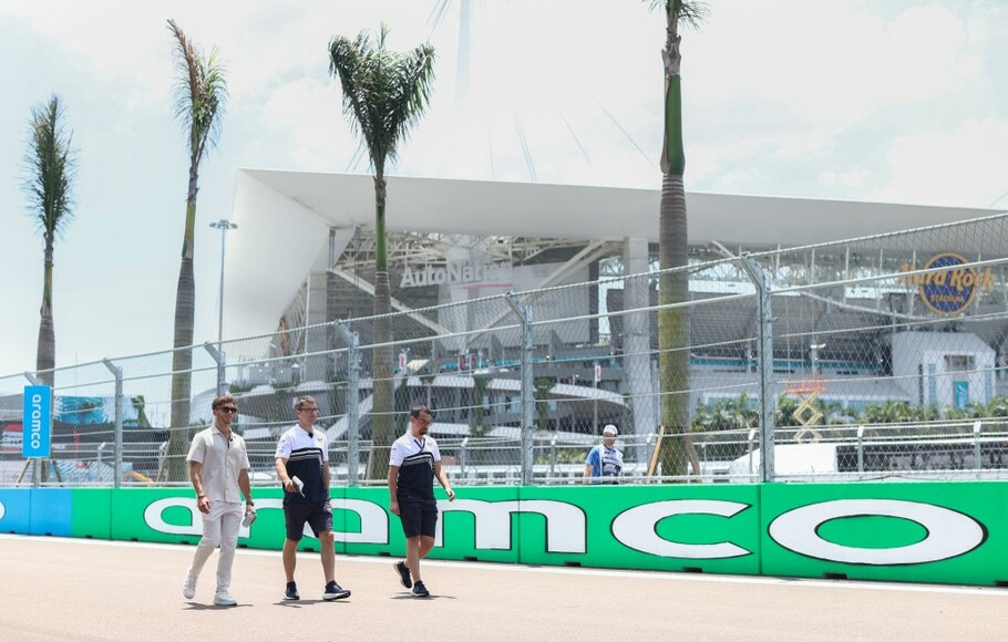 Pembalap tim Alpha Tauri Pierre Gasly melakukan peninjauan trek Sirkuit Miami menjelang balapan Grand Prix F1.