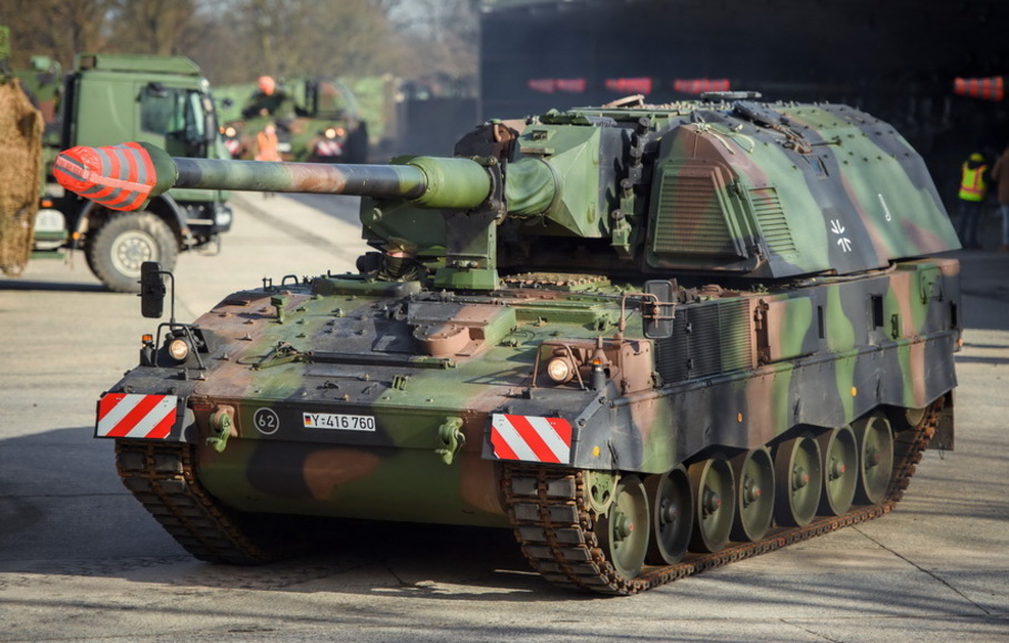 Satu tank dengan howitzer terpasang („Panzerhaubitze 2000“) dari angkatan bersenjata Jerman Bundeswehr didorong untuk dimuat ke transporter tugas berat di barak Hindenburg di Munster, Jerman utara pada 14 Februari 2022.