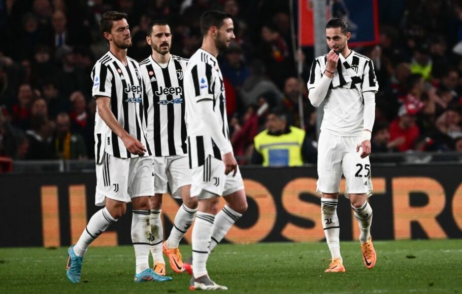 Para pemain Juventus, Daniele Rugani, Leonardo Bonucci, Mattia De Sciglio, dan Adrien Rabiot (dari kiri ke kanan) lesu setelah timnya kalah dari Genoa dalam lanjutan Liga Italia di Stadion Luigi-Ferraris, Genoa, Jumat 6 Mei 2022.