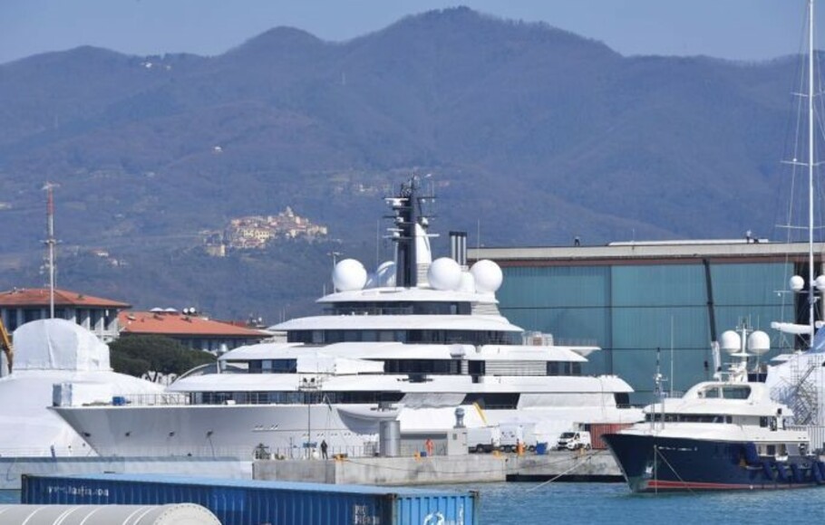 Scheherazade, salah satu kapal pesiar terbesar dan termahal di dunia yang diduga terkait dengan miliarder Rusia, ditambatkan di pelabuhan kota kecil Italia Marina di Carrara, Italia.