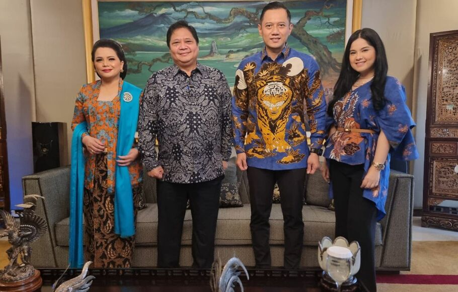 Ketum Partai Demokrat Agus Harimurti Yudhoyono atau AHY (ketiga kiri) bersama istri bersilaturahmi Lebaran dengan Ketum Partai Golkar Airlangga Hartarto (kedua kiri) bersama istri di Kompleks Widya Chandra, Jakarta Selatan, Sabtu, 7 Mei 2022.