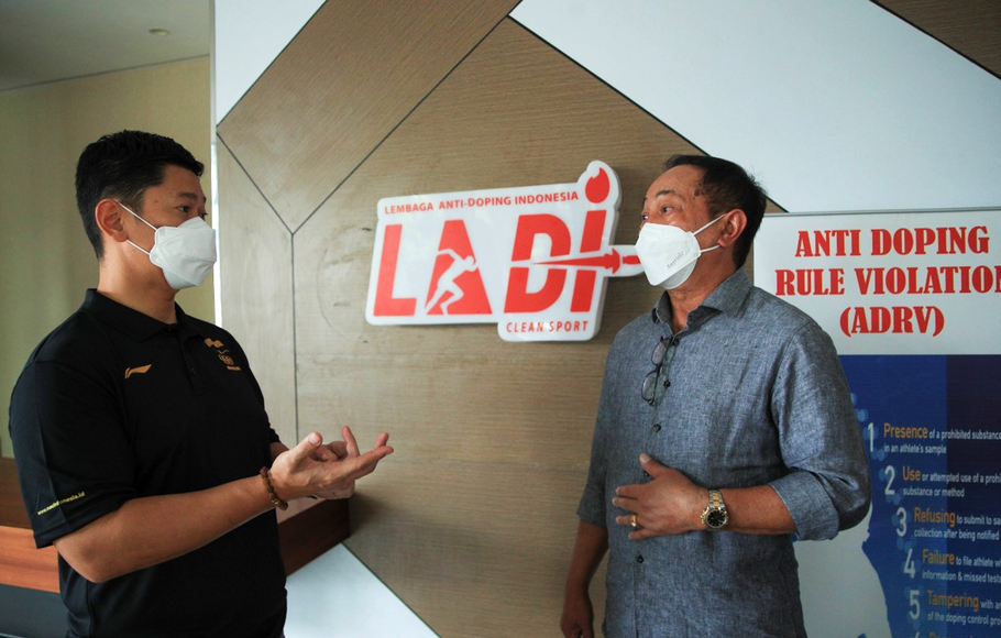 Ketua NOC Indonesia Raja Sapta Oktohari (kiri) tengah berbincang dengan Ketua IADO Musthofa Fauzi (kanan).