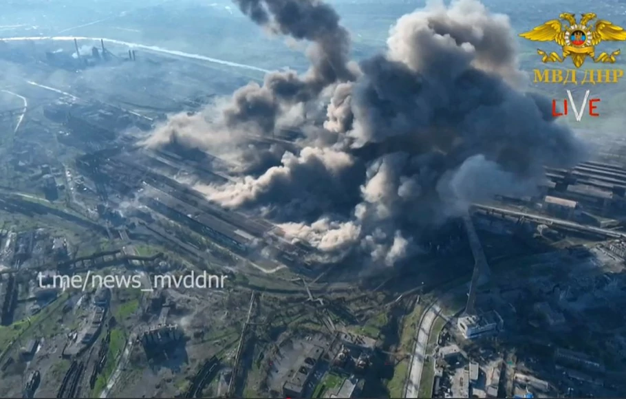 Rekaman dari Kementerian Dalam Negeri Republik Rakyat Donetsk (DNR) menunjukkan, asap mengepul dari pabrik baja Azovstal di Mariupol.