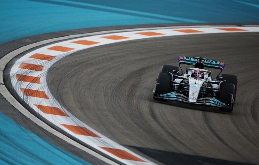 Pembalap tim Mercedes George Russell dalam sesi latihan menjelang Grand Prix F1 Miami di Miami International Autodrome pada 6 Mei 2022 di Miami.