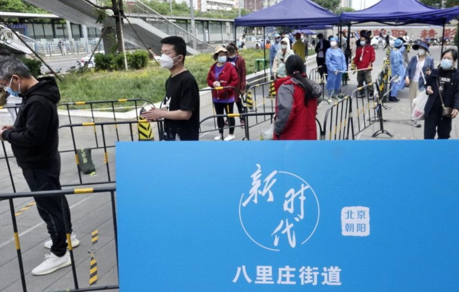 Warga antre untuk uji asam nukleat di Distrik Chaoyang, Beijing, ibu kota Tiongkok, Sabtu 7 Mei 2022. 