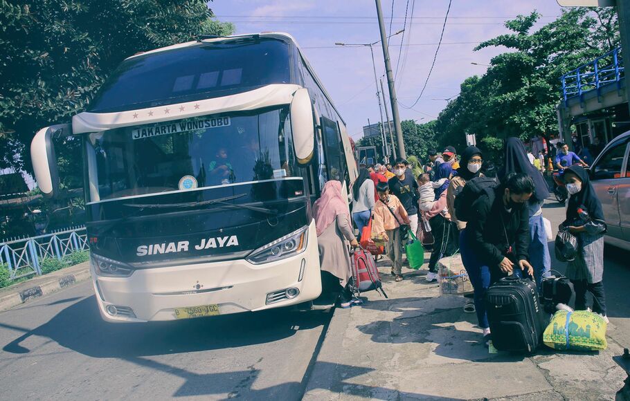 Penumpang bis antarkota yang di dominasi pemudik lebaran, turun di Terminal Kampung Rambutan, Jakarta Timur, Minggu 8 Mei 2022. 