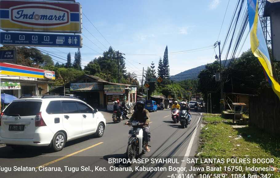 Kawasan Puncak, Bogor, Jawa Barat ramai lancar untuk kedua arah, Minggu 8 Mei 2022.
