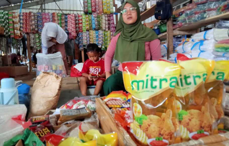 Harga jual minyak goreng dijual para pedagang pasar tradiosional di Lampung masih tinggi antara Rp 22.000 hingga Rp 25.000 per liter, Minggu (8/5/2022).