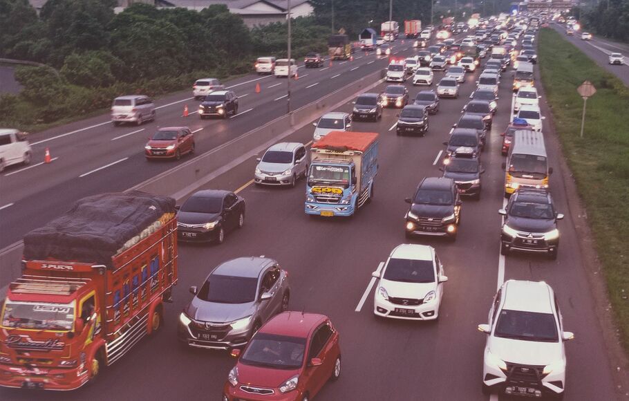 Arus lalu lintas kendaraan padat merayap di ruas Tol Cikampek arah Jakarta di KM 54, Karawang Timur, Jawa Barat, Minggu 8 Mei 2022. 