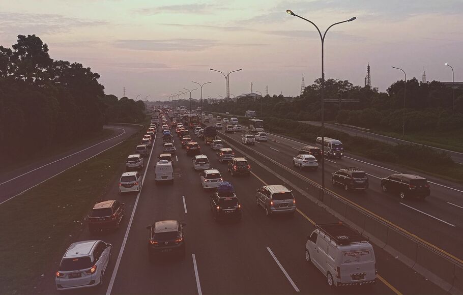 Arus lalu lintas kendaraan padat merayap di ruas Tol Cikampek arah Jakarta di KM 54, Karawang Timur, Jawa Barat, Minggu 8 Mei 2022.