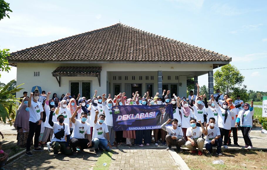 Teman Sandi bersama warga di Pandeglang deklarasi dukungan kepada Sandiaga Salahuddin Uno di Kadugemblo, Kaduhejo Pandeglang, Banten, Minggu, 8 Mei 2022.