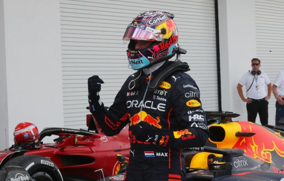 Pembalap tim Red Bull Max Verstappen melakukan selebrasi setelah memenangi Grand Prix Miami, Miami International Autodrome, Miami, Amerika Serikat.