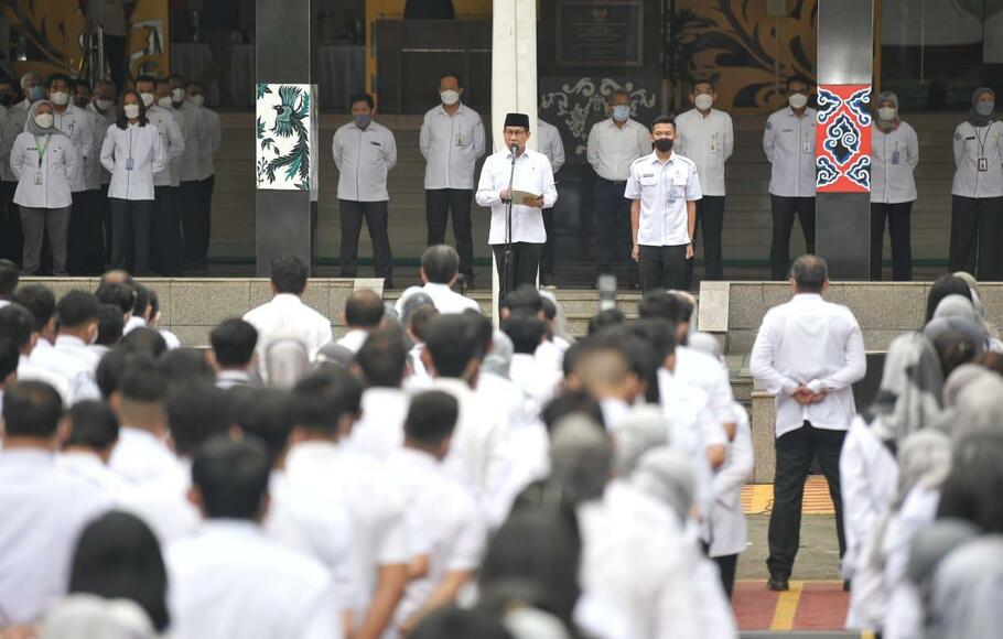 Menteri Desa, Pembangunan Daerah Tertinggal, dan Transmigrasi (Mendes PDTT) Abdul Halim Iskandar memberikan semangat kembali kepada seluruh pegawai Kemendes PDTT pada apel pagi pertama usai liburan Idulfitri, di Jakarta, Senin 9 Mei 2022.