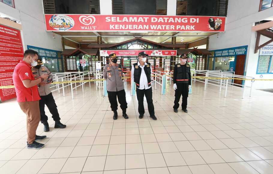 Polda Jatim mengerahkan dua tim untuk olah TKP di lokasi runtuhnya perosotan Kenjeran Water Park atau Kenpark Surabaya, Senin, 9 Mei 2022.
