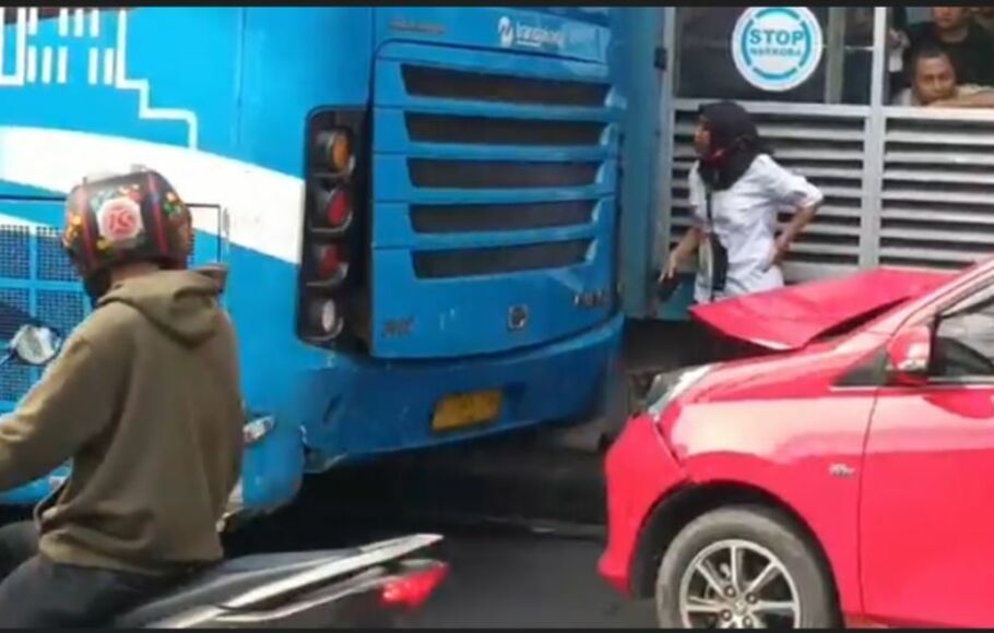 Sebuah mobil menabrak bus Transjakarta di halte Pasar Kramat Jati, Jalan Raya Bogor, Jakarta Timur, Senin 9 Mei 2022).