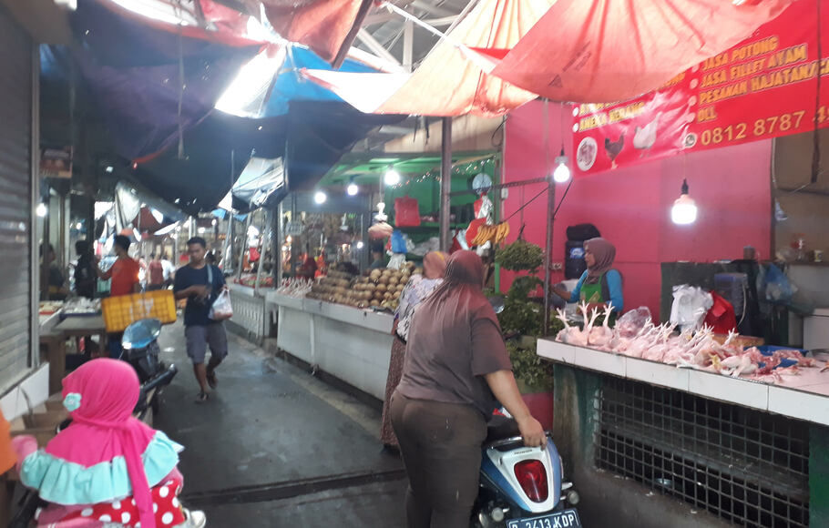 Pedagang minyak goreng curah di Pasar Rawakalong, Kabupaten Bekasi, masih menjual minyak goreng curah Rp 20.000 per kg pada Selasa, 10 Mei 2022.