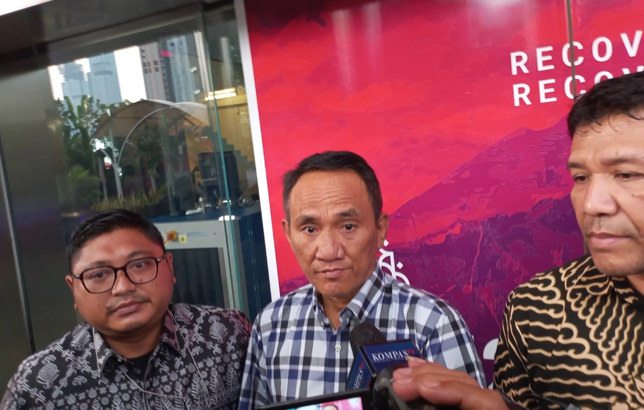 Ketua Bappilu DPP Partai Demokrat Andi Arief usai diperiksa tim penyidik Komisi Pemberantasan Korupsi (KPK) di Gedung Merah Putih KPK, Jakarta, Selasa, 10 Mei 2022.