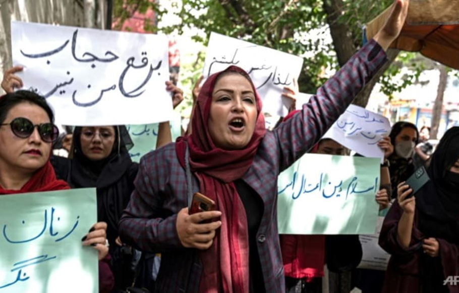 Wanita Afghanistan memprotes keputusan Taliban untuk menutupi wajahSekitar selusin wanita memprotes di Kabul menentang dekrit baru Taliban bahwa wanita harus menutupi wajah dan tubuh mereka sepenuhnya saat di depan umum.