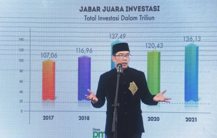 Gubernur Jawa Barat M Ridwan Kamil seusai menghadiri silaturahmi pada halalbihalal Hari Raya Idulfitri1443 H/2022 Tingkat Provinsi Jawa Barat di Gedung Sate, Kota Bandung, Rabu, 11 Mei 2022.