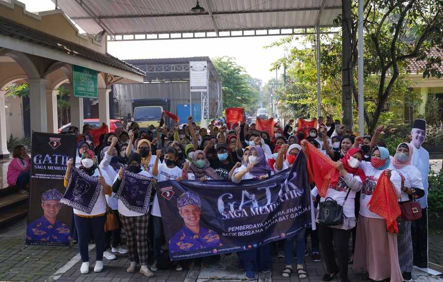Relawan Sahabat Ganjar bersama komunitas lokal gelar kegiatan membatik bersama di Sleman, Yogyakarta, Rabu, 11 Mei 2022.