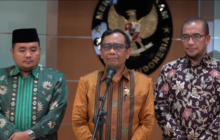 Menko Polhukam Mahfud MD didampingi Ketua KPU Hasyim Asy'ari dan anggota KPU Mochammad Afifuddin di Kantor Kemenko Polhukam, Jakarta, Rabu, 11 Mei 2022.