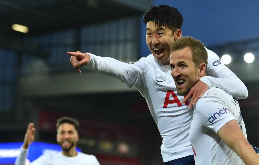 Striker Tottenham Hotspur Son Heung-Min (kiri) merayakan gol bersama rekannya Harry Kane. 