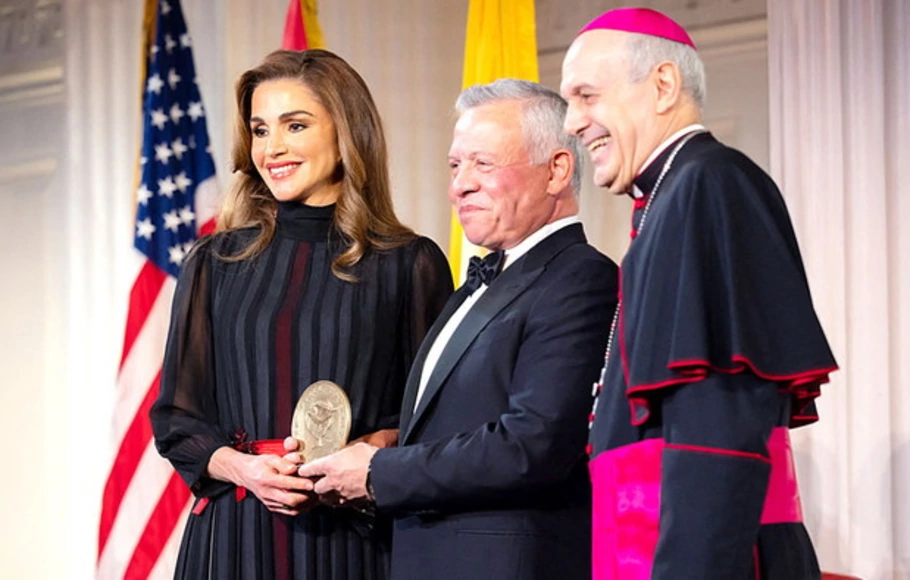 Raja Yordania Abdullah dan Ratu Rania menerima Penghargaan Jalan Menuju Perdamaian di New York atas promosi mereka untuk kerukunan dan dialog antaragama.
