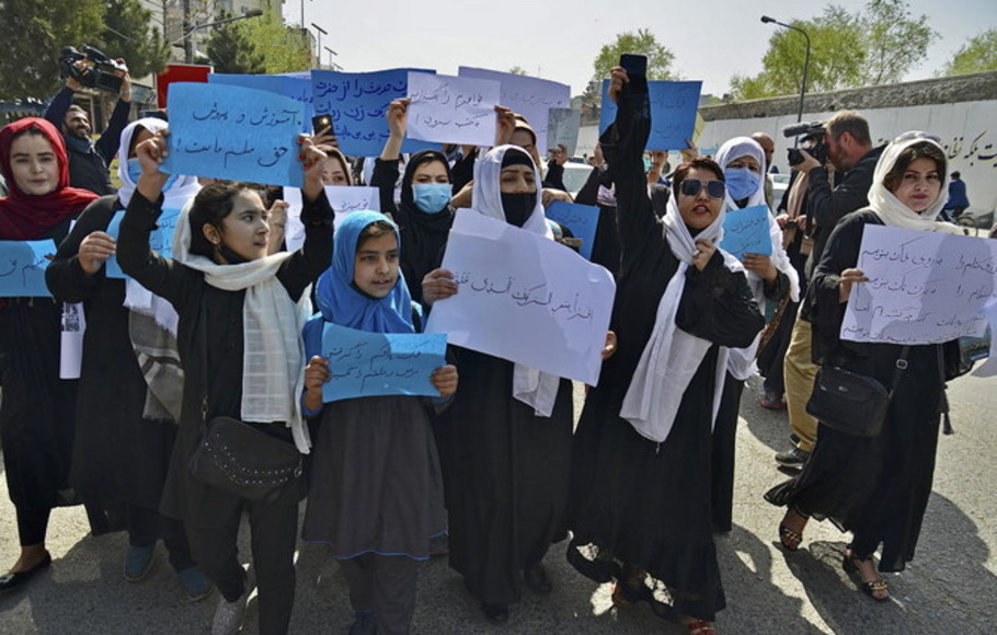 Negara-negara Barat telah membuat janji bantuan untuk mengatasi krisis kemanusiaan yang meningkat di Afghanistan dengan syarat Taliban menghormati hak asasi manusia, khususnya hak perempuan untuk bekerja dan pendidikan.