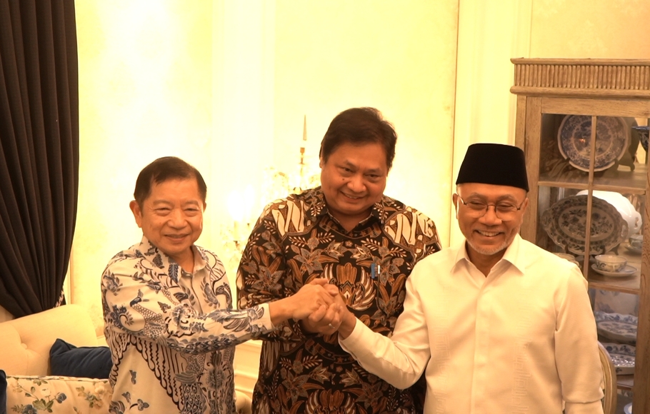 Tiga Ketua Umum Partai, Airlangga Hartarto (Partai Golkar), Zulkifli Hasan (PAN), dan Soeharso Manoarfa (PPP) berfoto usai pertemuan di Rumah Heritage, Gondangdia, Jakarta, Kamis, 12 Mei 2022) malam.