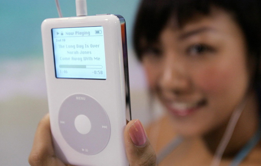 Dalam file foto dokumentasi pada 21 Juli 2004, seorang model menunjukkan model terbaru Apple iPod selama konferensi pers di Hong Kong.