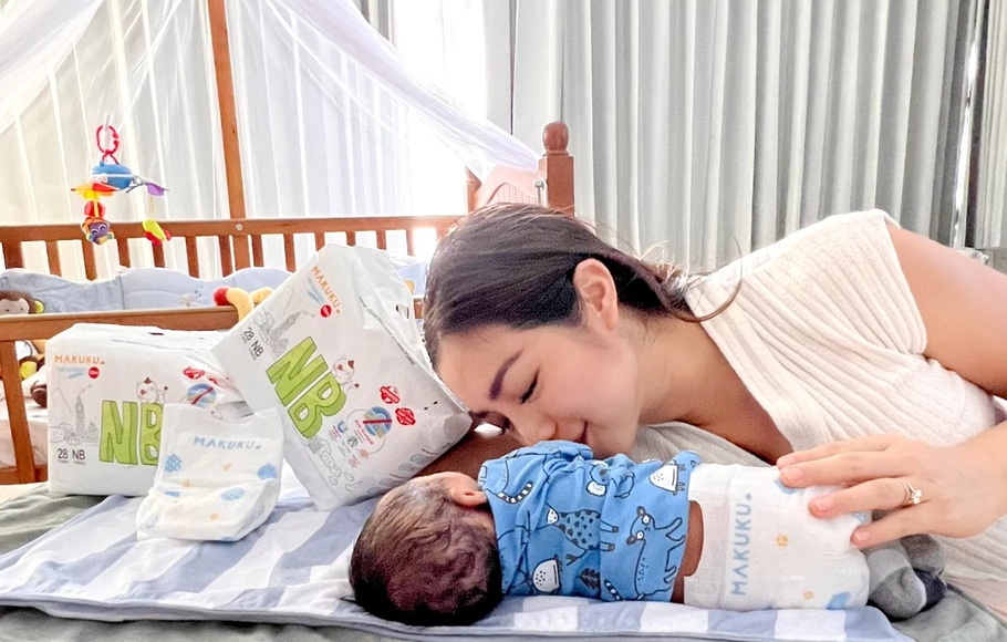 Jessica Iskandar memilih popok Makuku Air Diapers Slim untuk anak yang baru dilahirkannya.