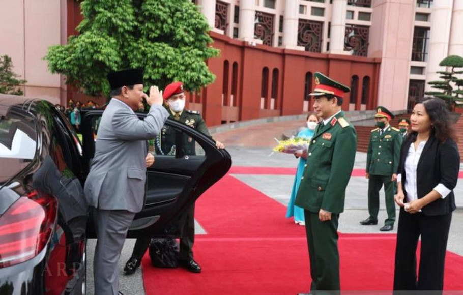 Menteri Pertahanan (Menhan) Prabowo Subianto bertemu dengan Menteri Pertahanan Nasional Republik Sosialis Vietnam Jenderal Phan Văn Giang, di Kantor Kemhan Vietnam, Hanoi, Jumat 13 Mei 2022.