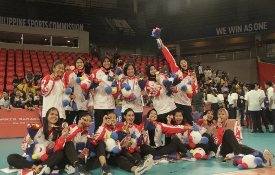 Tim bola voli putri Indonesia melakukan selebrasi usai meraih perunggu pada SEA Games 2019. 