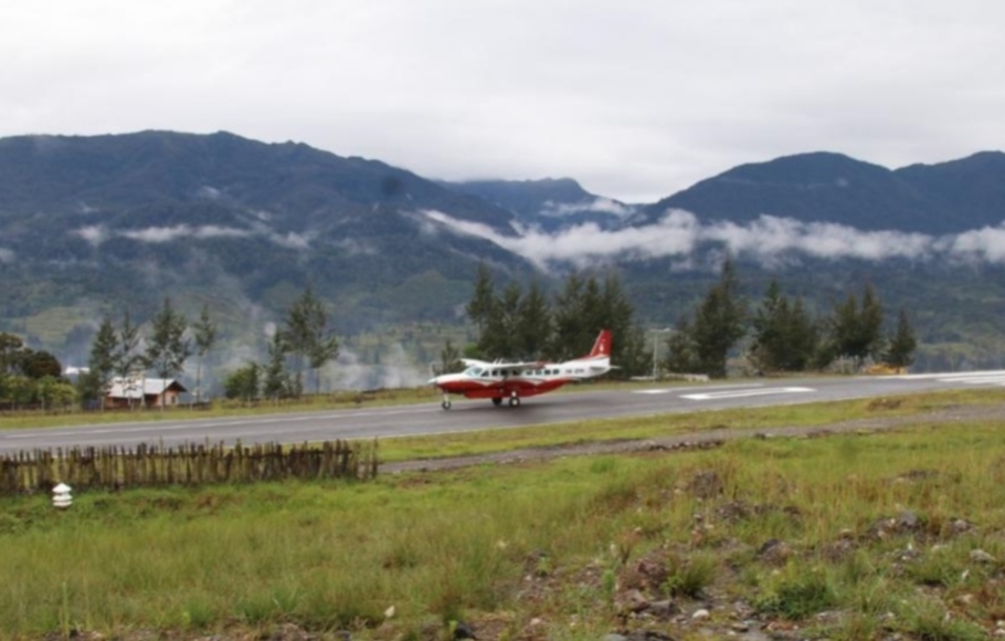 Suasana di Bandara Aminggaru, Kabupaten Puncak Papua.