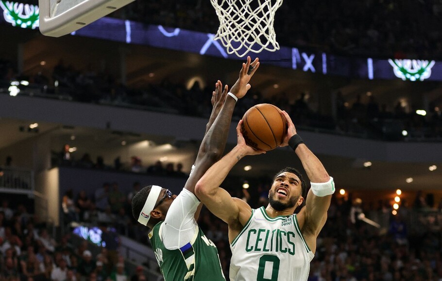 Jayson Tatum dari Boston Celtics berusaha memasukan bola ke ring yang dijaga pemain Milwaukee Bucks Bobby Portis pada pertandingan keenam semifinal wilayah timur NBA di Fiserv Forum, Milwaukee.