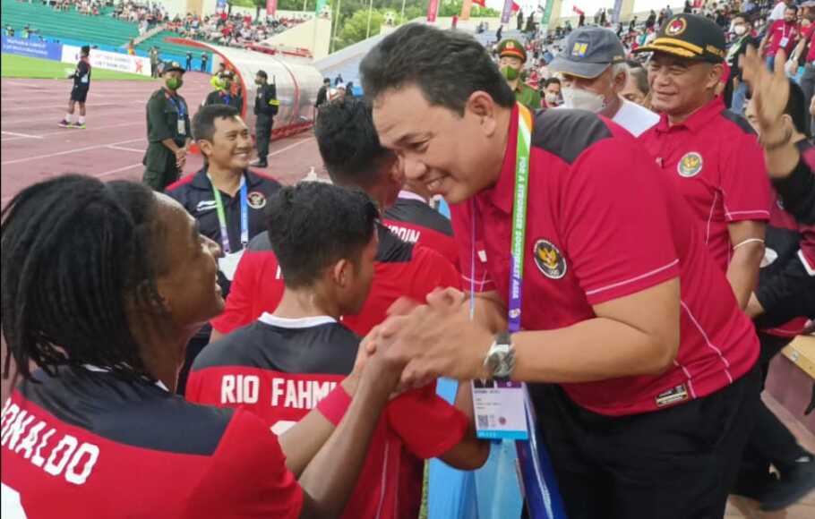 Presiden Madura United FC, Achsanul Qosasi bersama Menko PMK Muhadjir Effendy, menyaksikan pertandingan Timnas sepakola Indonesia di SEA Games 2021.