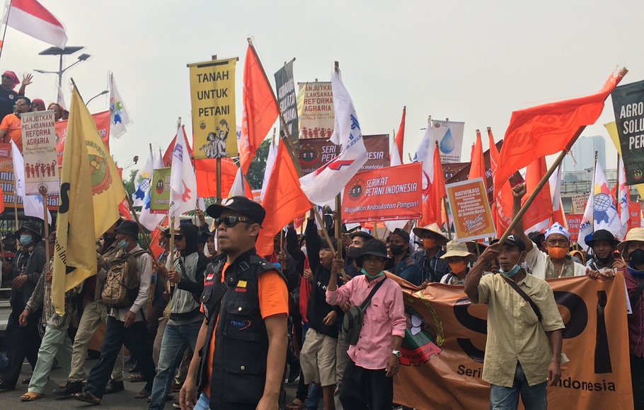 Ribuan masyarakat yang berasal dari elemen buruh mulai memadati kawasan depan Gedung DPR/MPR, Jakarta Pusat untuk melakukan aksi unjuk rasa dalam rangka peringatan hari buruh bertajuk May Day Fiesta pada Sabtu, (14/5/2022).