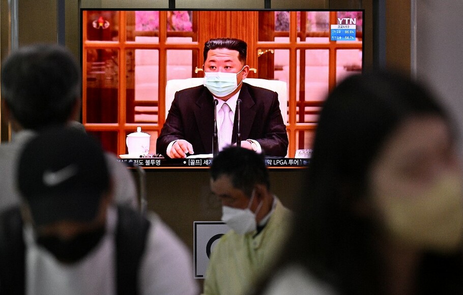 Pemimpin Korut Kim Jong-un muncul dengan masker wajah di televisi untuk pertama kalinya untuk memerintahkan lockdown nasional setelah negara itu mengkonfirmasi kasus pertama Covid-19.