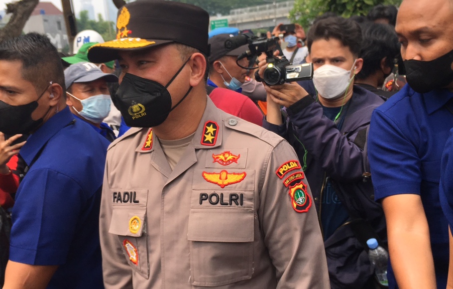 Kapolda Metro Jaya Irjen Pol Fadil Imran dan Pangdam Jaya Mayjen TNI Untung Budiharto mentraktir massa buruh di depan DPR.