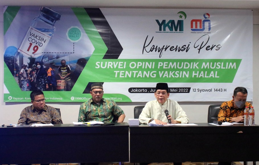 Sekretaris Jenderal MUI, KH Amirsyah Tambunan (baju putih) saat menghadiri rilis survei opini pemudik muslim tentang vaksin halal pascaputusan MA di Jakarta, Jumat, 13 Mei 2022.