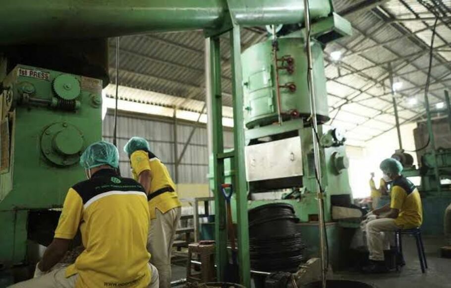 PT Indo Pureco Pratama Tbk yang bergerak di bidang industri pengolahan minyak buah kelapa.