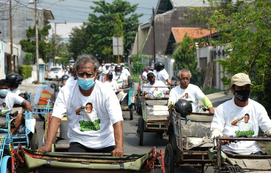 Teman Sandi gelar kegiatan Konvoi Becak di Pasar Baru, Kota Semarang, Jawa Tengah, Sabtu, 14 Mei 2022.