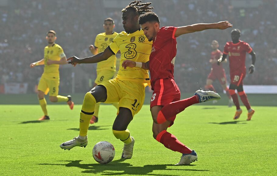 Striker Liverpool, Luis Diaz melakikan perebutan bola dengan bek Chelsea, r Trevoh Chalobah di laga final Piala FA di Wembley, Sabtu, 14 Mei 2022.