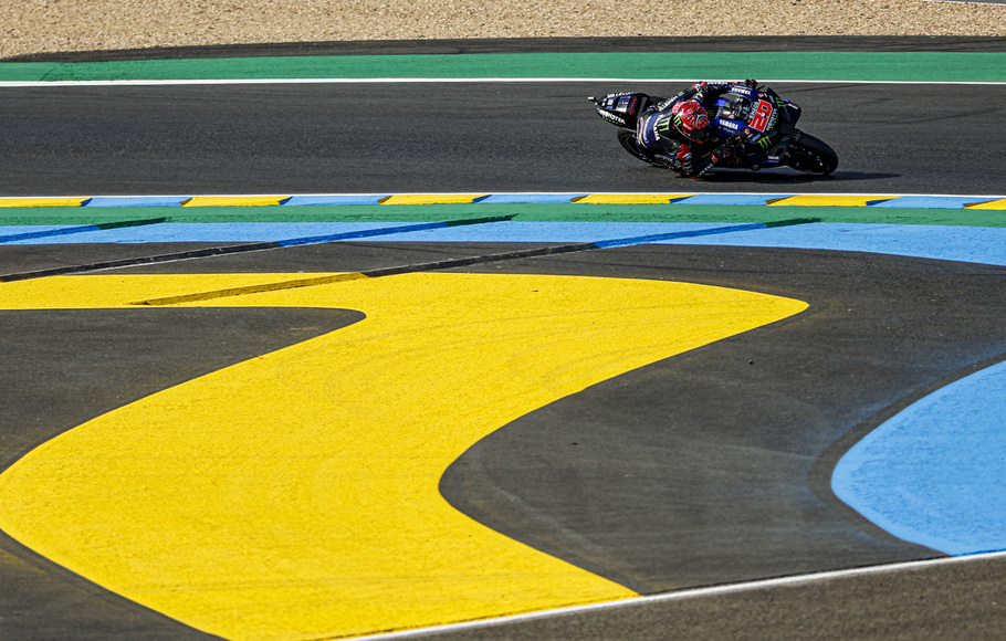 Pembalap Yamaha Fabio Quartararo beraksi dalam babak kualifikasi Grand Prix Prancis di Sirkuit Le Mans, 14 Mei 2022.