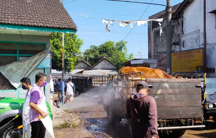 Petugas Dinas Ketahanan Pangan dan Peternakan (DKPP) Kabupaten Kediri melakukan penyemprotan disinfektan di Pasar Hewan Pare untuk mengantisipasi penyakit mulut dan kuku (PMK) pada sapi.