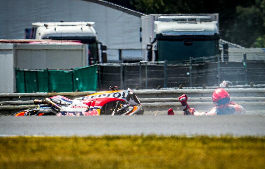 Pembalap Repsol Honda Marc Marquez jatuh saat sesi latihan MotoGP di Sirkuit Le Mans, Prancis, 14 Mei 2022.