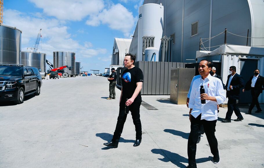 Presiden Joko Widodo (Jokowi) saat bertemu pendiri SpaceX dan Tesla Inc, Elon Reeve Musk, di di Boca Chica, Amerika Serikat, waktu setempat atau Sabtu, 14 Mei 2022.