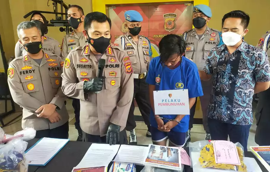 Kapolresta Bogor Kombes Susatyo Purnomo Condro bersama pelaku pembunuhan AP (23) di Mapolresta Bogor, Jumat, 15 Mei 2022.