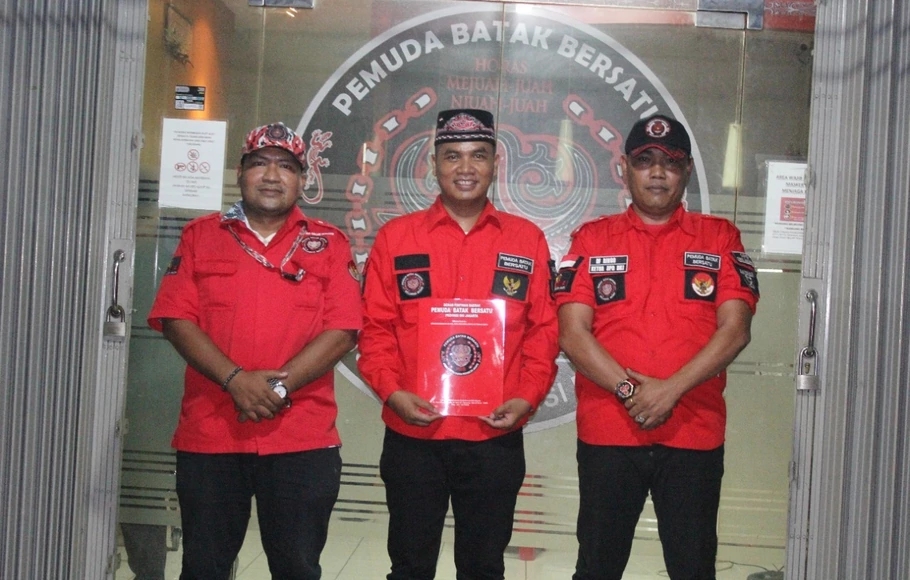 Ronal Sihotang (berpeci tengah) menerima surat keputusan Penetapan Ketua DPC Pemuda Batak Bersatu Jakarta Barat dari Ketua DPD DKI Jakarta DF Ringo (kanan).
