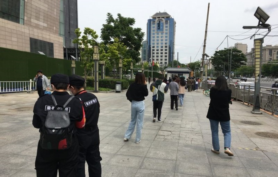 Sejumlah warga antre mengikuti tes PCR massal putaran ketiga di kawasan Dongzhimen, Beijing, Tiongkok, untuk menghindari makin meluasnya wabah Covid-19 varian Omicron.